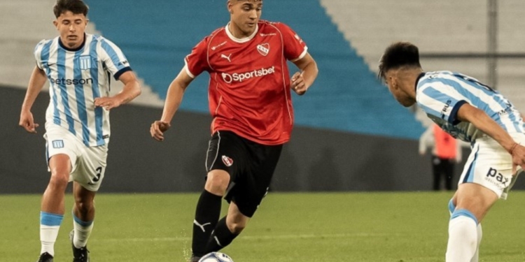 Jugadores de Independiente y Racing durante el clásico de Reserva