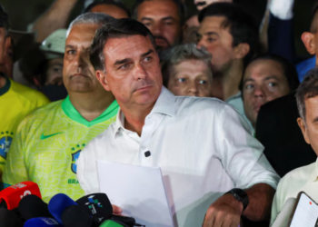 Flávio Bolsonaro no reconoce la derrota y busca anular las elecciones que ganó Lula