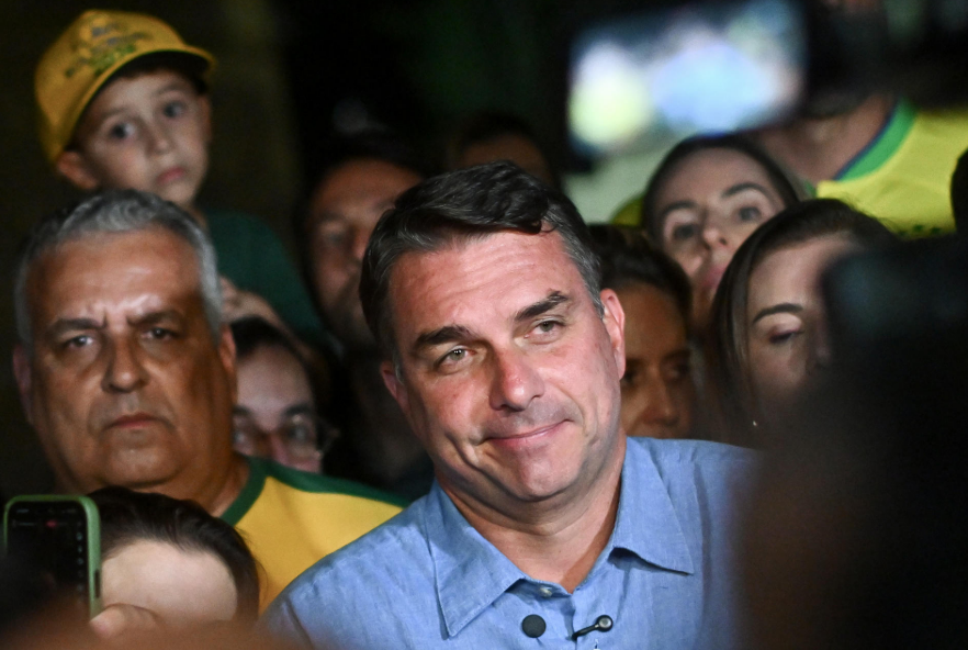 ¿Huyó tras perder las elecciones? Investigan si Flávio Bolsonaro violó una prohibición judicial para salir de Brasil
