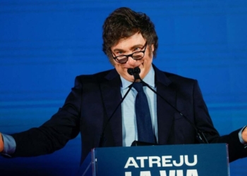 Dos de cada tres argentinos se quedan sin plata antes del día 20: los datos que contradicen el discurso de Milei