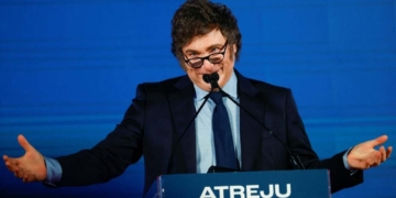 Dos de cada tres argentinos se quedan sin plata antes del día 20: los datos que contradicen el discurso de Milei