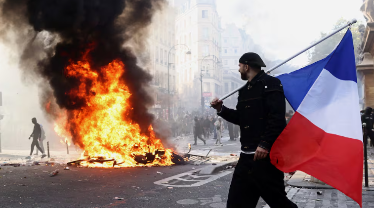 Protestas en Francia contra el costo de vida: Macron reprimió con 70.000 policías en las calles
