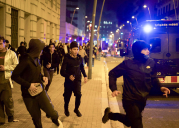 Barcelona: una protesta juvenil terminó con saqueos, incendios y cerca de 100 detenidos