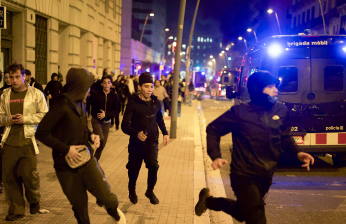 Barcelona: una protesta juvenil terminó con saqueos, incendios y cerca de 100 detenidos