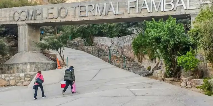 Clausuran termas de Fiambalá tras muerte de un niño por "ameba come-cerebros"