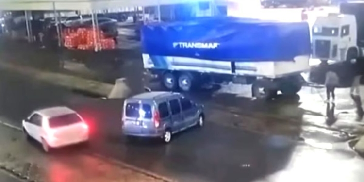 Tragedia en el Mercado Central: una mujer murió arrollada por un acoplado