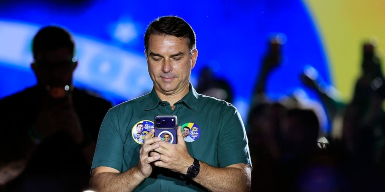 Flávio Bolsonaro se autoproclamó "presidente electo" desde Miami