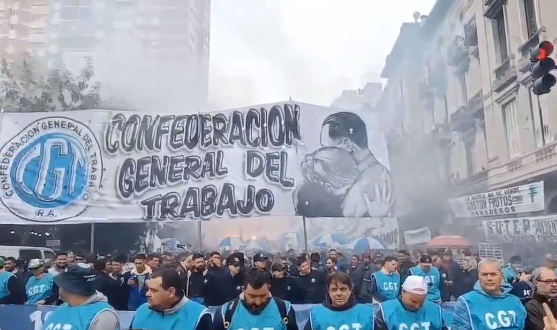 CGT marcha en el microcentro porteño en defensa de la industria
