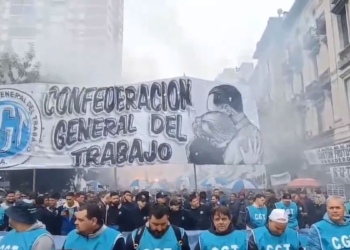 CGT marcha en el microcentro porteño en defensa de la industria