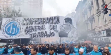 CGT marcha en el microcentro porteño en defensa de la industria