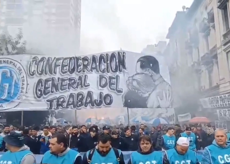CGT marcha en el microcentro porteño en defensa de la industria