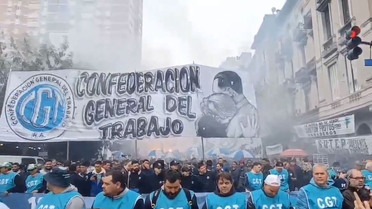 CGT marcha en el microcentro porteño en defensa de la industria