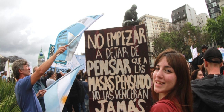 Policía reprimió la Marcha Federal Universitaria frente al Congreso