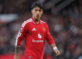 Lisandro Martínez salió en el entretiempo del empate 1-1 ante Leeds