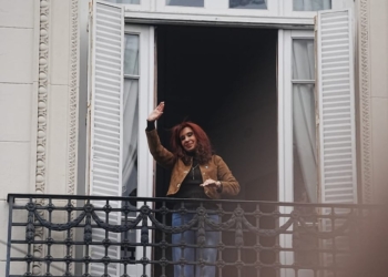 Día de la Lealtad: Cristina saludó desde el balcón en su segundo 17 de octubre bajo arresto