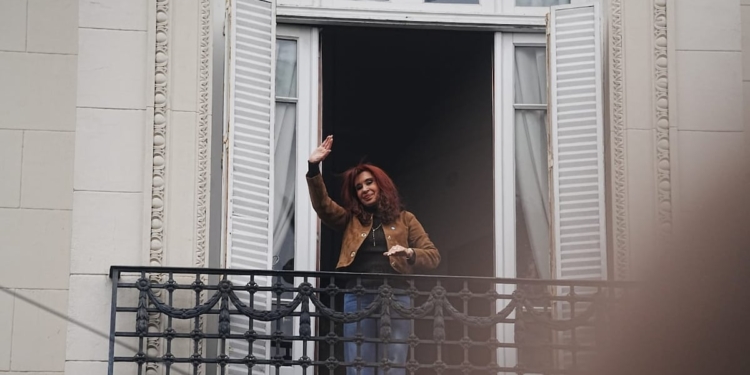 Día de la Lealtad: Cristina saludó desde el balcón en su segundo 17 de octubre bajo arresto