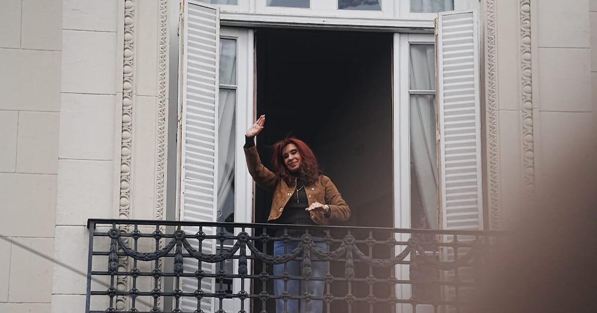 Día de la Lealtad: Cristina saludó desde el balcón en su segundo 17 de octubre bajo arresto
