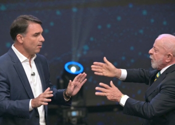 Lula y Flávio Bolsonaro debatieron con acusaciones cruzadas antes del balotaje