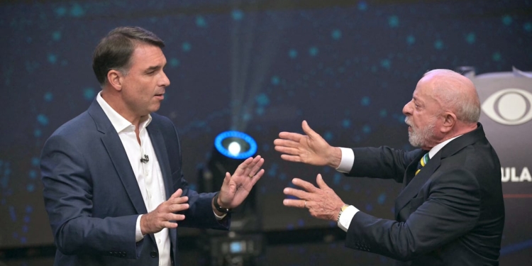 Lula y Flávio Bolsonaro debatieron con acusaciones cruzadas antes del balotaje