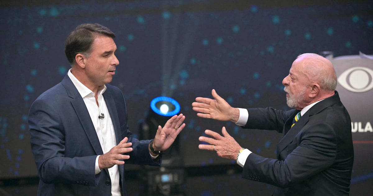 Lula y Flávio Bolsonaro debatieron con acusaciones cruzadas antes del balotaje