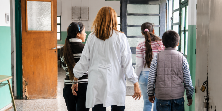 Provincia ofreció aumento del 6% en dos cuotas a docentes y estatales